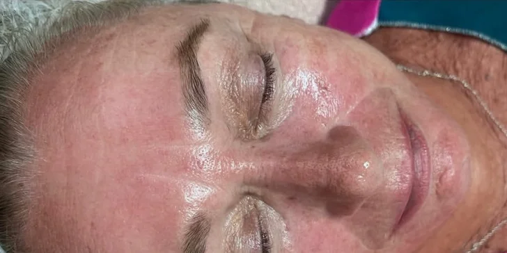 Salon najdete jen 70 m od zastávky Kartouzská.