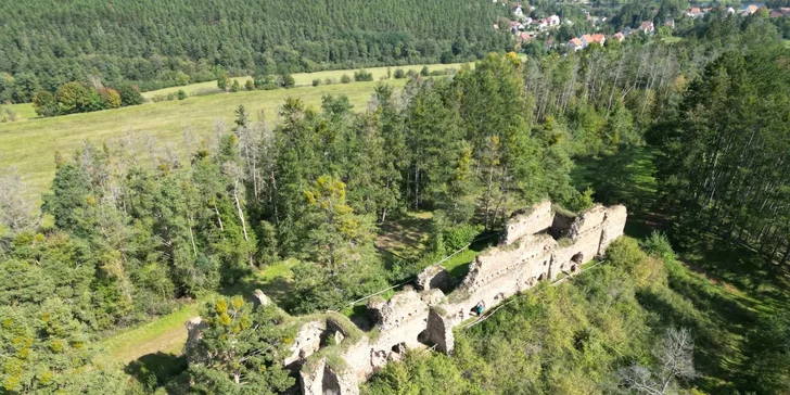 Nebo na zříceninu hradu Vrškamýk.
