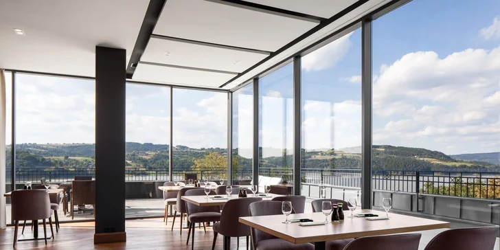Na břehu jezera je restaurace Marina, kde navíc vždy v pátek hraje živá hudba.