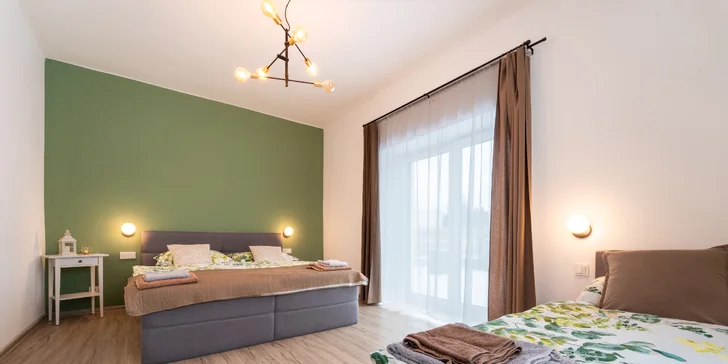 Z druhého se dá vyjít rovnou na zahradu, třetí má zase přímý vstup do privátního wellness, kam si můžete zaplatit vstup. 