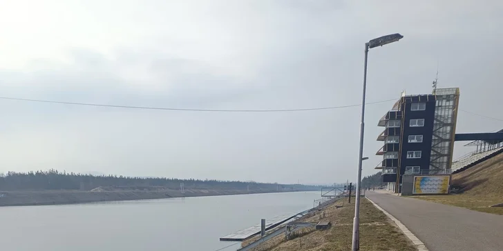 Odpolední program vás opět zavede do vody, tentokrát s cílem naučit vás praktické základy sebezáchrany.