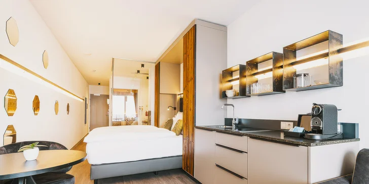 Ubytujete se v moderních pokojích a apartmánech s privátní saunou.