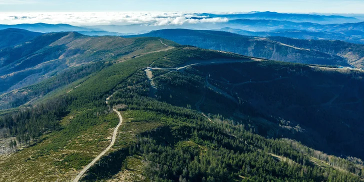 Milovníci turistiky mohou vystoupat na vrchol Klimczok (4,4 km), nejvyšší a nejvýraznější vrchol Skrzyczne (5 km), navštívit Malinovou skálu (10 km) či Ledovou jeskyni (2,5 km).