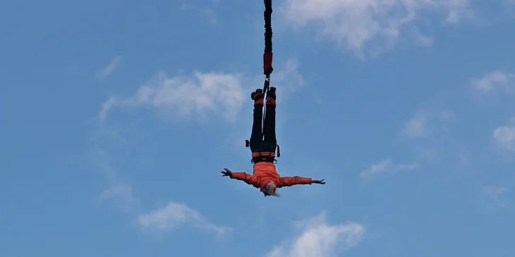 Skočit můžete uvázaní za nohy popředu či pozadu.