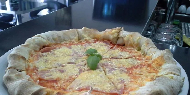 2 pizzy s plněnými okraji v dejvickém Café Garáž