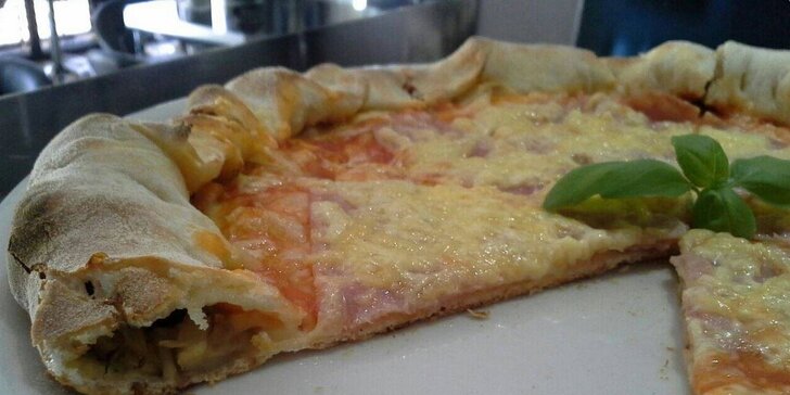2 pizzy s plněnými okraji v dejvickém Café Garáž