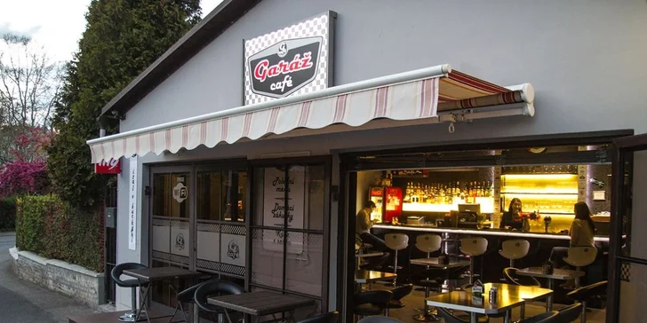 2 pizzy s plněnými okraji v dejvickém Café Garáž