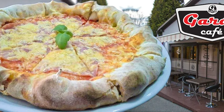 2 pizzy s plněnými okraji v dejvickém Café Garáž