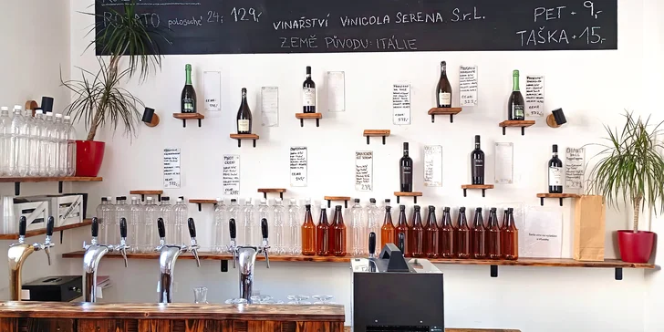 Stáčené víno či koktejly v PET lahvi: bílé, červené, růžové i perlivé