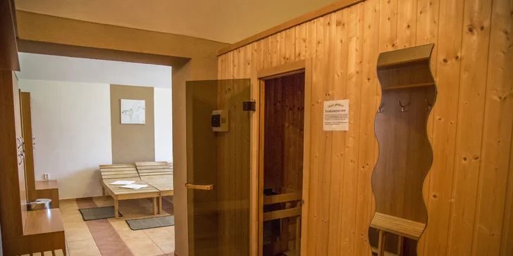 Najdete tu také biotop s posezením, uvnitř hotelu se pak ukrývá wellness se saunou – v nabídce najdete balíčky, které mají 60 min. privátního relaxu v ceně. 