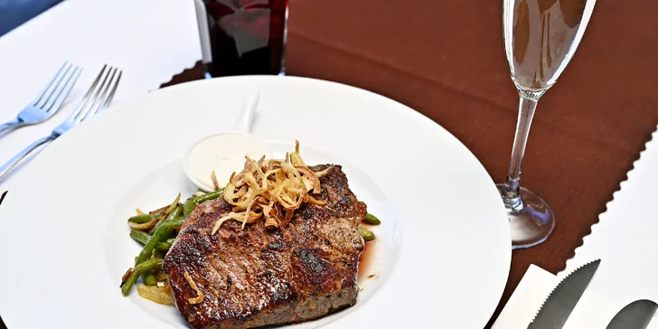Hlavní chod si můžete vybrat mezi grilovaným lososem a rib eye steakem. 