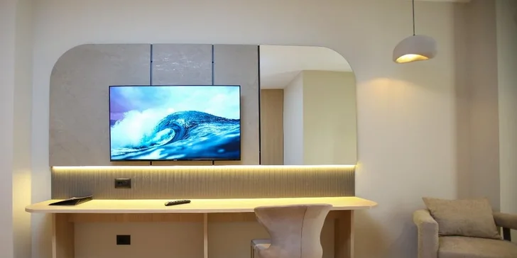 Nechybí ani klimatizace, televize nebo připojení k Wi‑Fi. 