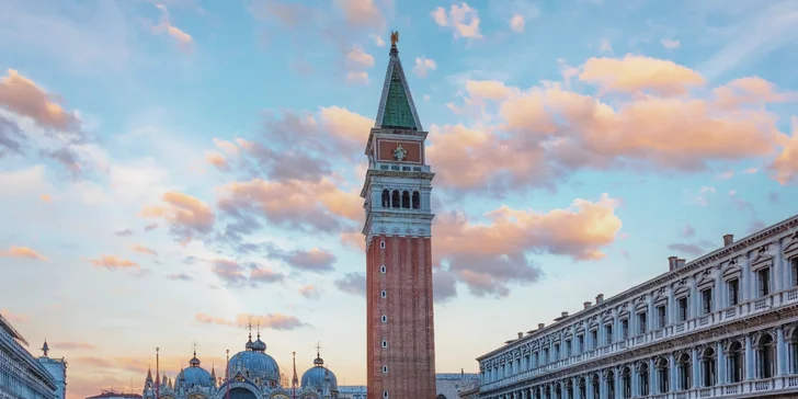 Prezriete si Most Rialto, klenúci sa nad najväčším benátskym kanálom Canal Grande, uvidíte gondoly, rybí trh, Námestie sv. Marka a mnoho ďalšieho.