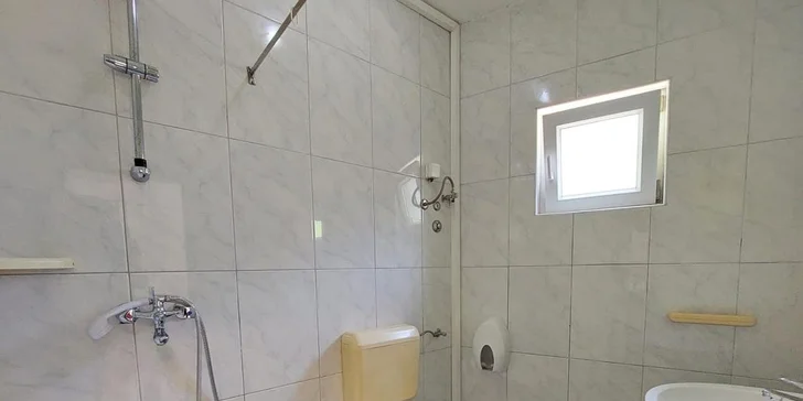 Vlastní koupelna s toaletou je samozřejmostí.