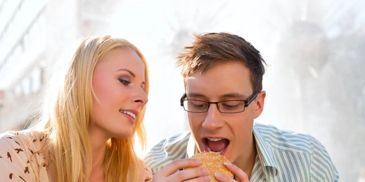 Pořádný 800gramový burger včetně rozvozu
