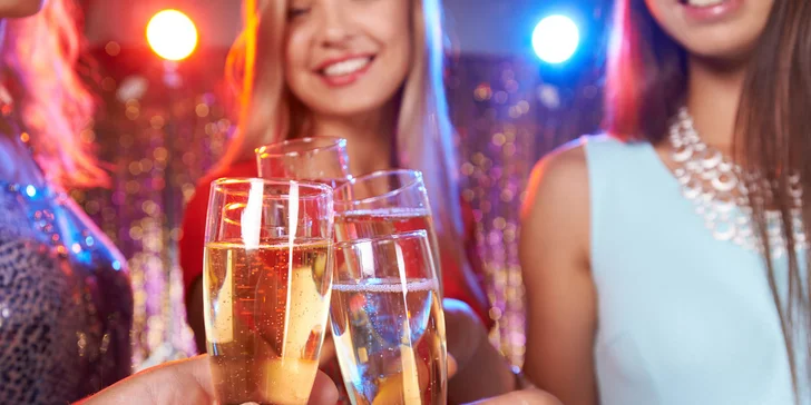 Oslava silvestra s lahví sektu v romantické Paříži