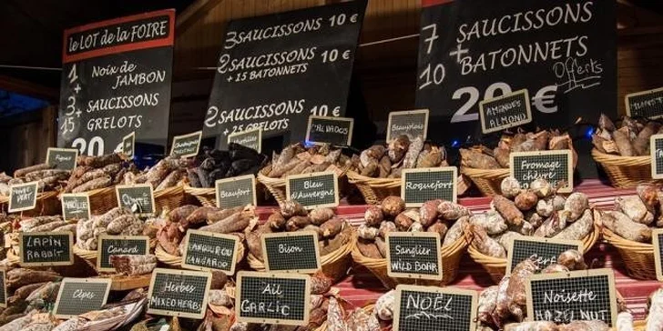 Oslava silvestra s lahví sektu v romantické Paříži