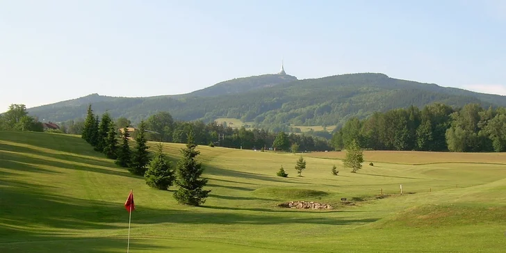 Individuální nebo skupinová lekce golfu s trenérem včetně vybavení. Vykročte do světa golfu na hřišti GC Ještěd. Sleva až 60 %.