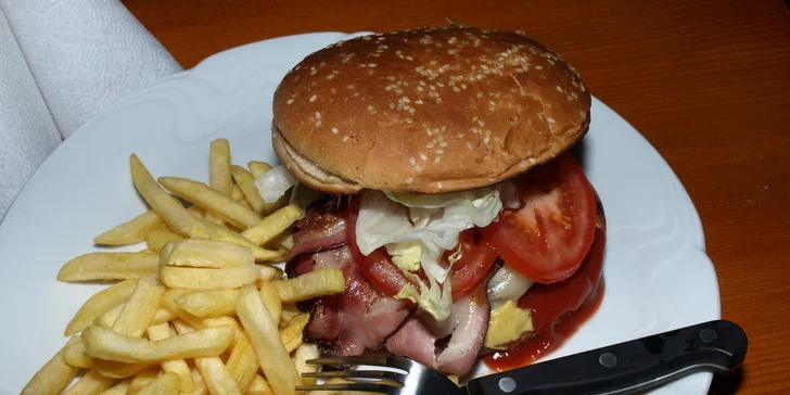 Dva poctivé Bacon Burgery a k tomu 4 nápoje z aktuální nabídky