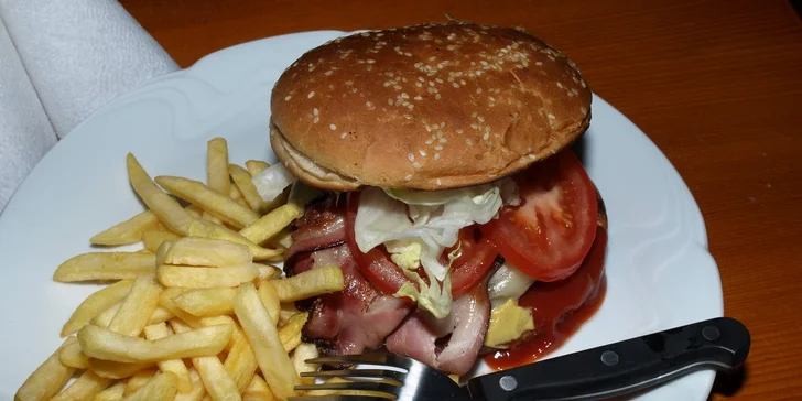 Dva poctivé Bacon Burgery a k tomu 4 nápoje z aktuální nabídky