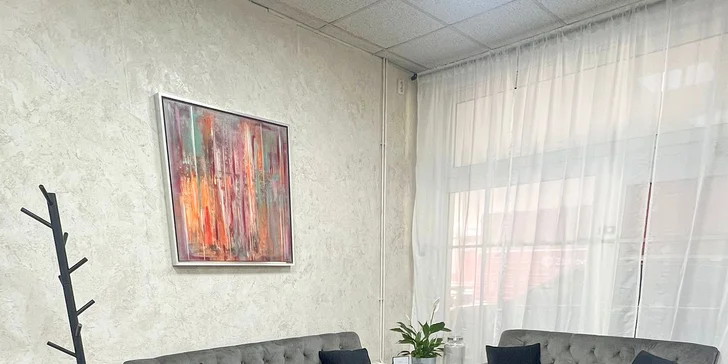 Suchá zdravotní pedikúra je bez lázně nohou a provádí se přístrojem.