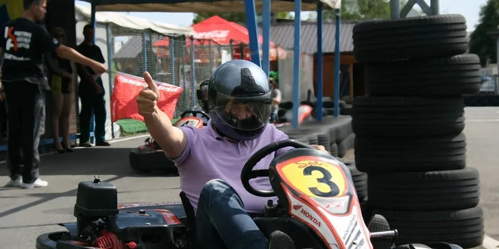 Jízda na nadupaných motokárách pro 2 osoby