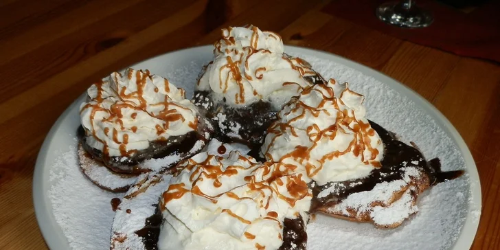 Křupavá pizza z kamenné pece i sladké lívanečky