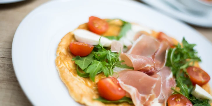 Víte, co je frittata? Omeleta obložená dobrotami.