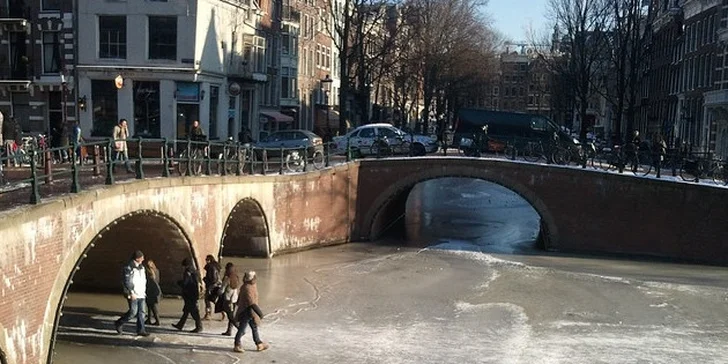 Prožijte Silvestr v Amsterdamu s romantikou na lodi i svitem červených luceren