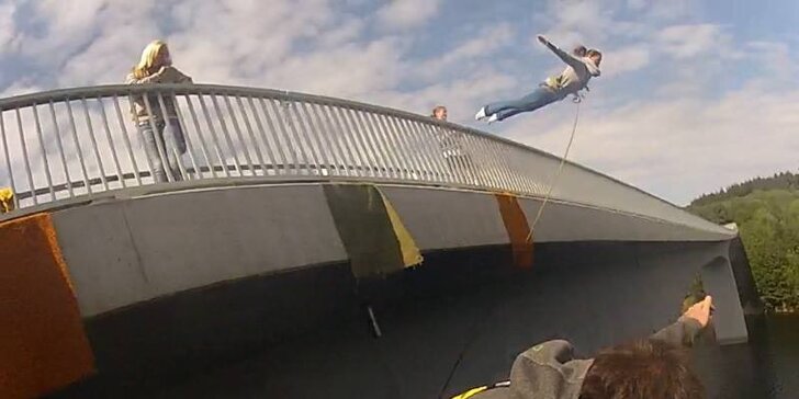 Adrenalinový skok a zhoupnutí z mostu na Dalešické přehradě