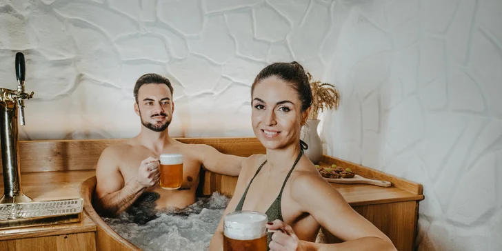 Všetky kúpele absolvujete v ručne vyrábanej drevenej vani od debnárskej firmy Fryzelka z Vlachovic