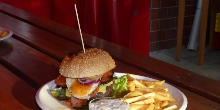 Dva šťavnaté 200g maxi burgery a dvoje hranolky