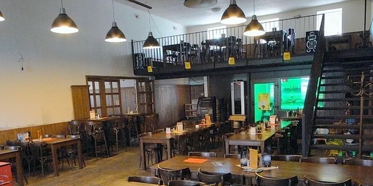 Dva šťavnaté 200g maxi burgery a dvoje hranolky