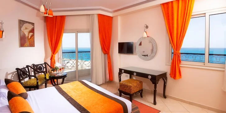 Na místě vás uvítá 4* hotel Sphinx Aqua Park Beach Resort.