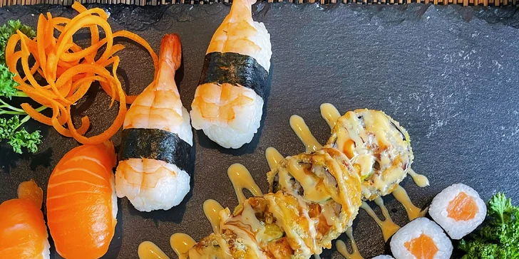 V setu s 18 kousky jsou krevety i lososové nigiri a maki. 