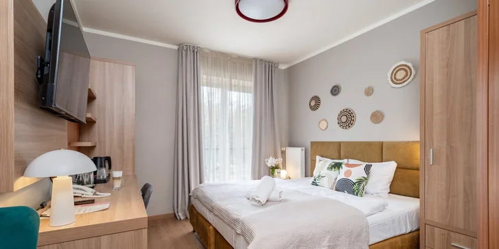 Ubytujete sa v modernej dvojlôžkovej izbe, ktorá na ploche 17 m² ponúka všetok komfort.