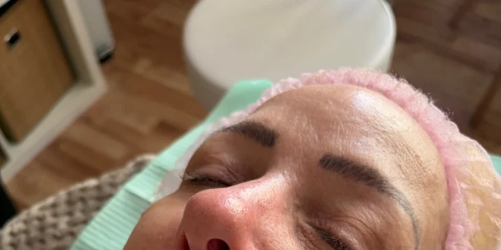 Kosmetické ošetření se postará o to, aby vaše pleť vypadala svěže, odpočatě a zregenerovaně.