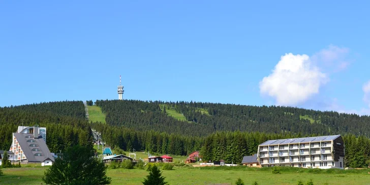 Apartmánový dům je situován u lanovky Dámská v panenské přírodě Krušných hor. 
