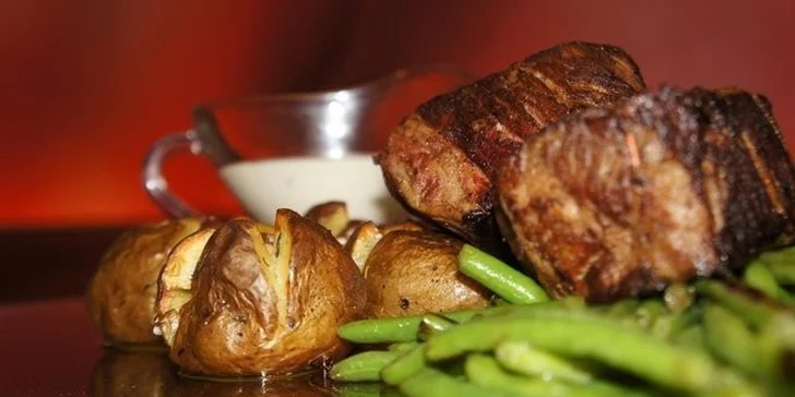 Dva steaky ze svíčkové flambované na 15letém rumu