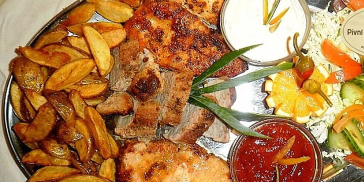 Talíř plný steaků včetně příloh pro dvě osoby