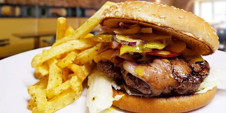Šťavnatý burger a hranolky v Morgan's Restaurantu