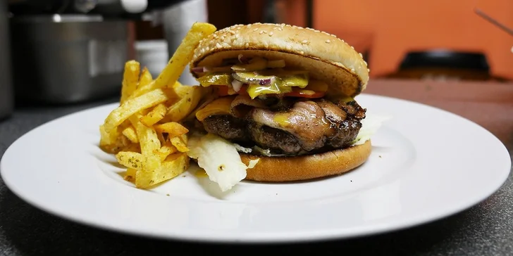 Šťavnatý burger a hranolky v Morgan's Restaurantu