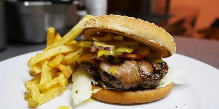 Šťavnatý burger a hranolky v Morgan's Restaurantu