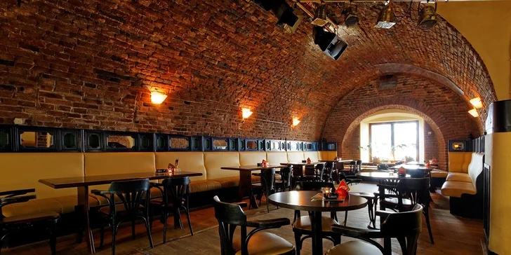 Šťavnatý burger a hranolky v Morgan's Restaurantu