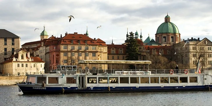 Adventní koncert na kryté vyhřívané palubě lodě Hamburg spojený s okružní plavbou centrem Prahy