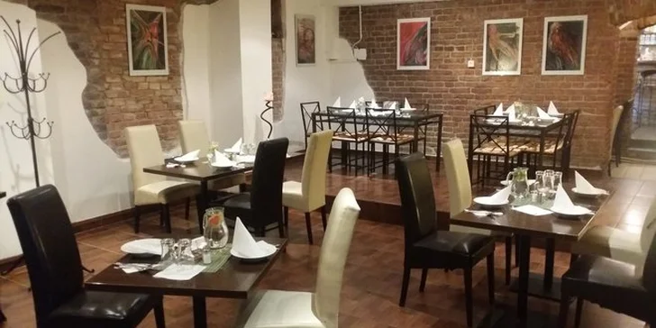 Velkolepá hostina s masem, krevetkami, sýry, přílohami a dipy