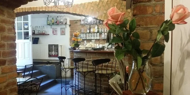 Velkolepá hostina s masem, krevetkami, sýry, přílohami a dipy