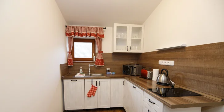 Každý apartmán má plne vybavenú kuchynku s chladničkou, umývačkou riadu, rýchlovarnou kanvicou, toustovačom, sklokeramickou varnou doskou s 2 platničkami a mikrovlnkou.