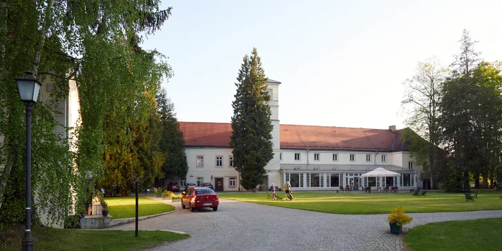 Zámek obklopuje rozlehlý park, který zve k procházkám.