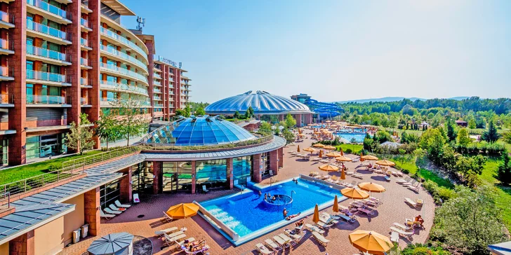 Hotel je priamo prepojený s jedným z najväčších krytých aquaparkov v Európe, čo z neho robí priam ideálne miesto pre rodinné dovolenky či víkendové wellness pobyty.